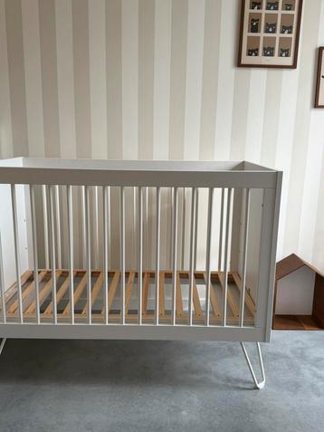 Lit bébé 60x120 + commode blanche avec pieds en métal,, Enfants & Bébés, Enlèvement, Comme neuf