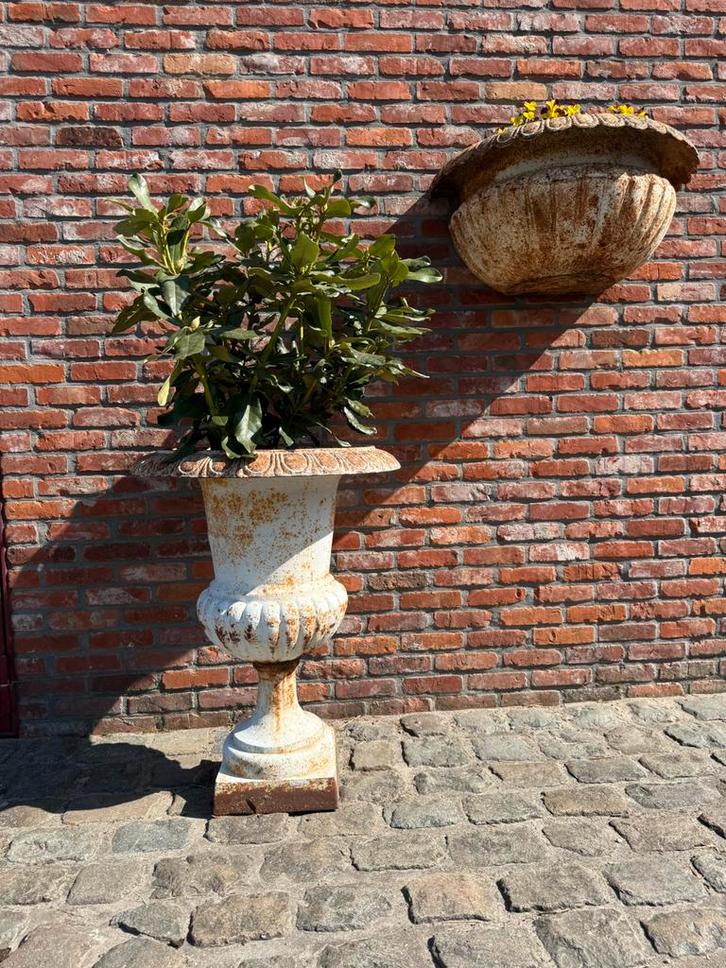 2 Oude wit patin roest gietijzeren grote vazen!, Tuin en Terras, Tuinvazen, Zo goed als nieuw, Ophalen