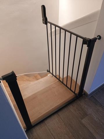 Deurhekje babydan Asta (73,5 cm - 79,6 cm), Kinderen en Baby's, Traphekjes, Ophalen, Zo goed als nieuw, Klemhekje, Metaal of IJzer