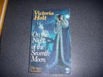 On the night of the Seventh moon - Victoria Holt, Boeken, Taal | Engels, Ophalen of Verzenden, Gelezen