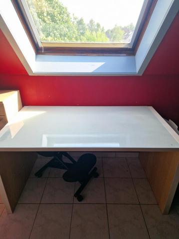 Bureau glas beschikbaar voor biedingen