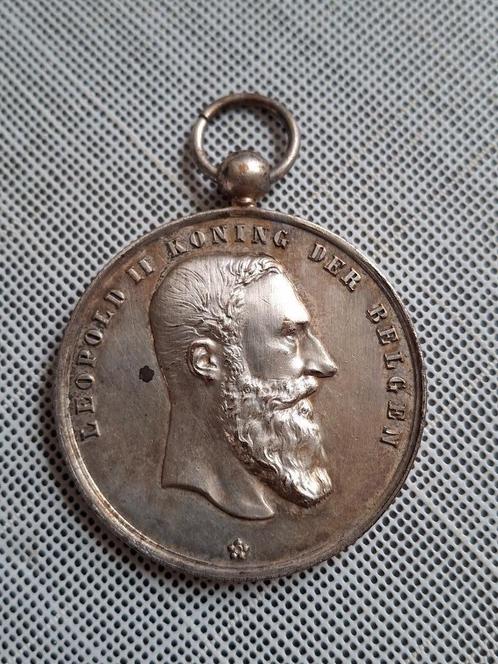 verzilverde medaille Koning Leopold II, Verzamelen, Koningshuis en Royalty, Gebruikt, Overige typen, Verzenden