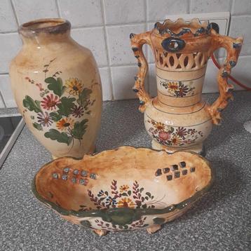 2 Vazen en schaal in Frans aardewerk beschikbaar voor biedingen