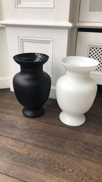2 vazen zwart en wit, Maison & Meubles, Accessoires pour la Maison | Vases, Comme neuf, Enlèvement ou Envoi, 50 à 75 cm, Verre