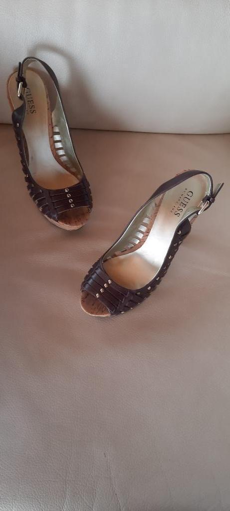 Mooie schoenen van GUESS bruin leer met sleehak van 37, Kleding | Dames, Schoenen, Zo goed als nieuw, Schoenen met hoge hakken