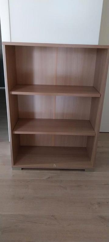 Boekenkast beschikbaar voor biedingen