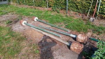 Stalen palen met betonnen voet beschikbaar voor biedingen