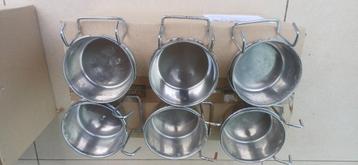 Eetbakjes uit inox met haak voor knaagdieren en vogels beschikbaar voor biedingen