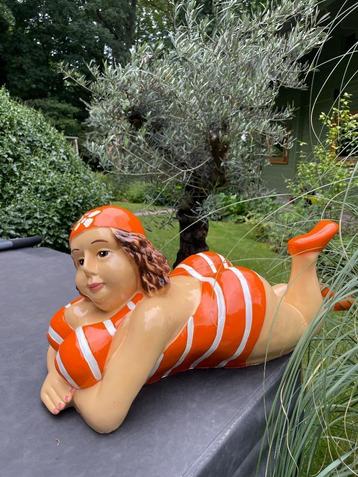 (tuin)beeld Liggende dame jacuzzi tuin zwembad vijver 80cm beschikbaar voor biedingen