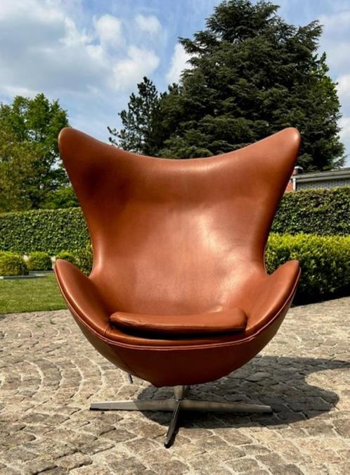 Fauteuil Frits Hansen Egg, Maison & Meubles, Fauteuils, Comme neuf, Cuir, Métal, 75 à 100 cm, 75 à 100 cm, Enlèvement ou Envoi