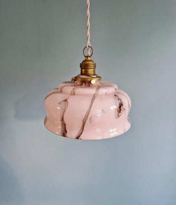 Suspension Art Déco en opaline marbrée rose, 1920-30  beschikbaar voor biedingen
