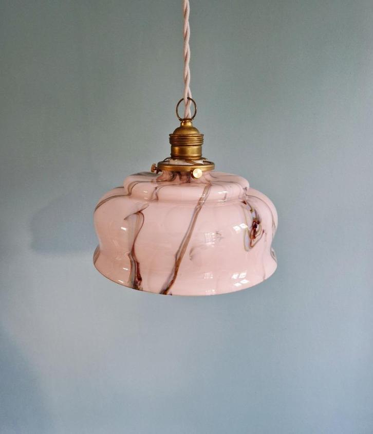 Suspension Art Déco en opaline marbrée rose, 1920-30, Antiek en Kunst, Antiek | Verlichting, Ophalen of Verzenden