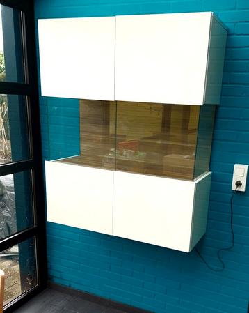 Wit gelakte hangkast + licht (Morres Meubel) (+dressoir?)  beschikbaar voor biedingen