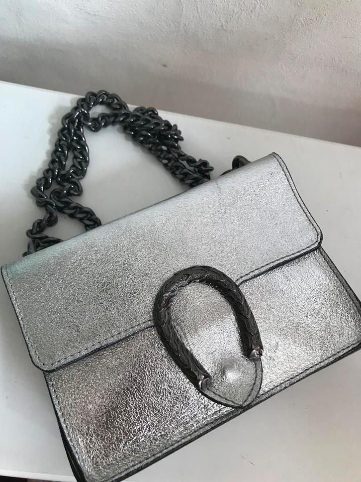 Made in Italy lederen schoudertasje zilverkleurig, Handtassen en Accessoires, Tassen | Damestassen, Schoudertasje, Ophalen of Verzenden