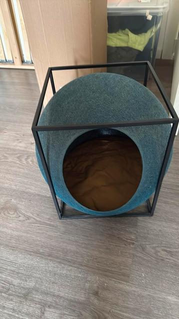 Kattenmand beschikbaar voor biedingen