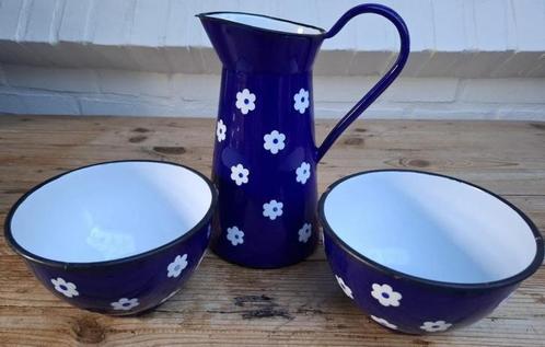 Vintage blauwe emaille waterkan en kommen, witte bloemen, Antiek en Kunst, Curiosa en Brocante, Ophalen of Verzenden