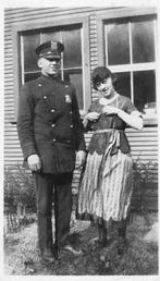 photo - Officier de police américain avec femme - Années 40, Collections, Objets militaires | Général, Photo ou Poster, Gendarmerie