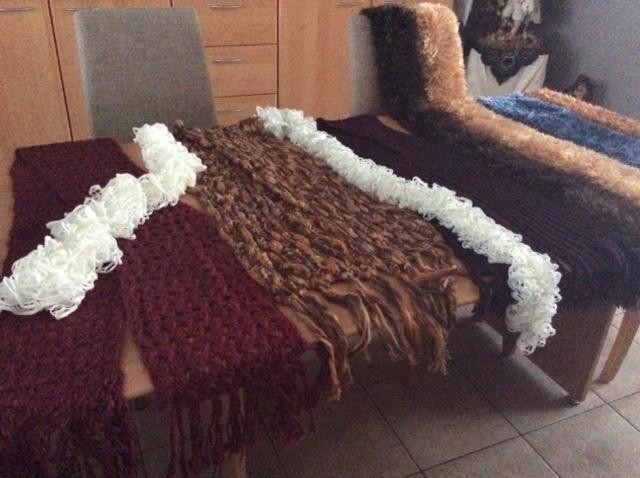 Te koop sjaals  totaal 17 stuks + mutsen 5 stuks, Vêtements | Femmes, Bonnets, Écharpes & Gants, Comme neuf, Écharpe, Enlèvement ou Envoi