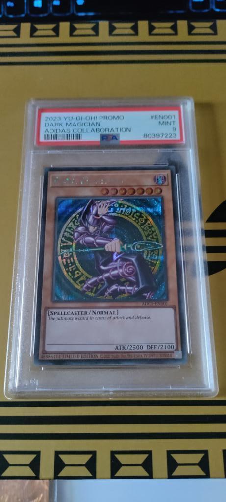 Yu-gi-Oh! - Adidas schoenen + PSA9 Dark magician ( compleet), Hobby en Vrije tijd, Verzamelkaartspellen | Yu-gi-Oh!, Zo goed als nieuw