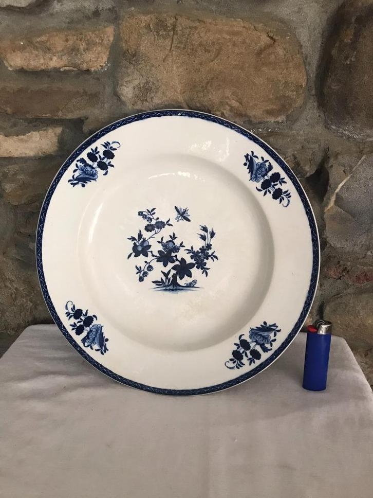 Grote antieke ronde schaal gemaakt van Doornik-porselein., Antiek en Kunst, Antiek | Porselein, Ophalen of Verzenden