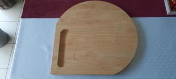 Kaasplank met kaart Frankrijk en kaassteden in gegraveerd. beschikbaar voor biedingen