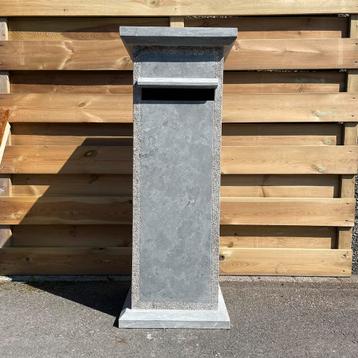 Blauwsteen brievenbus. beschikbaar voor biedingen