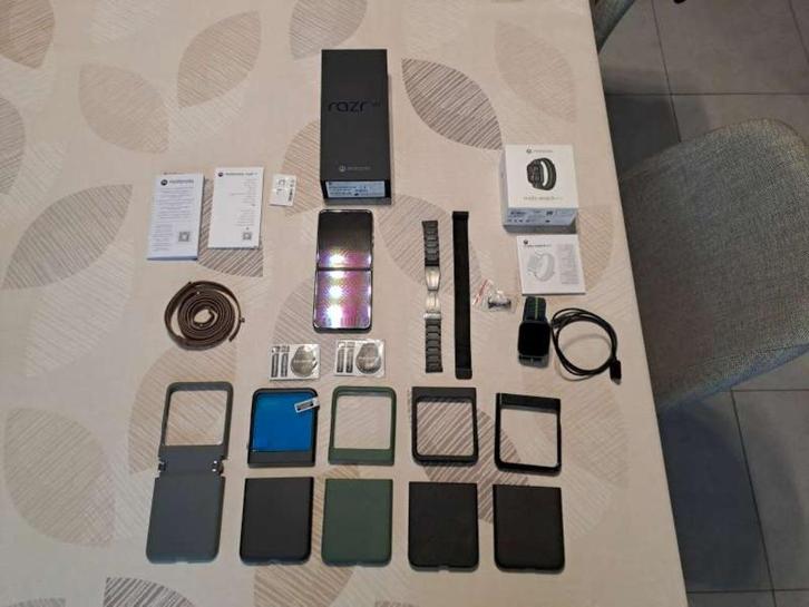 Motorola Razr 50-8GB/256GB met toebehoren en smartwatch, Telecommunicatie, Mobiele telefoons | Motorola, Zo goed als nieuw, Touchscreen