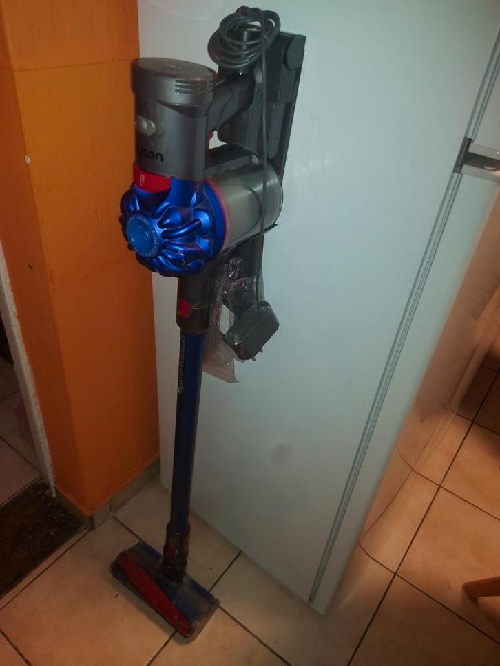 Dyson v8 absolute pro avec support mural embouts etc, Elektronische apparatuur, Stofzuigers, Zo goed als nieuw, Stofzuiger, Reservoir