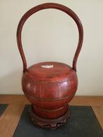 Een klein draagbaar houten vat uit de Qing-dynastie,, Ophalen