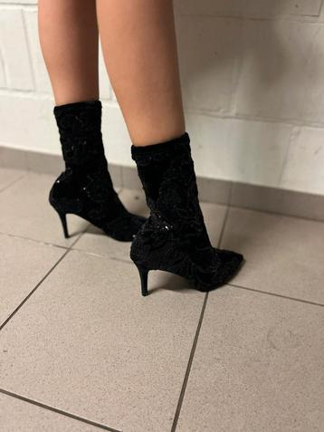 Nieuwe schoenen!! beschikbaar voor biedingen