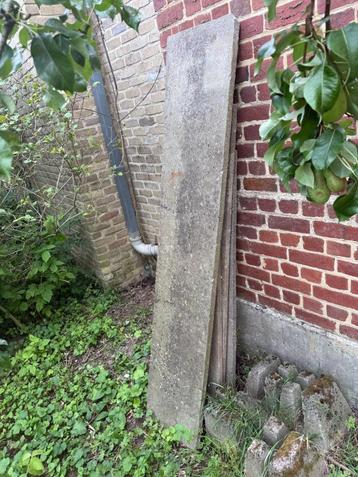 Betonplaten en betonvoeten beschikbaar voor biedingen