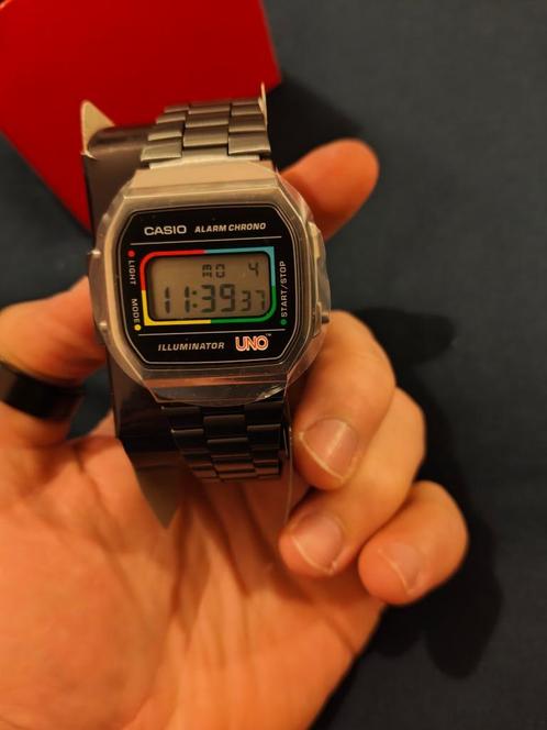 Montre Casio A168 Series Spécial Edition UNO (A168WEUC-1A), Handtassen en Accessoires, Horloges | Heren, Nieuw, Zakhorloge, Casio