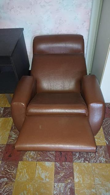 Retro fauteuil beschikbaar voor biedingen
