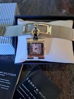 NIEUW!! TOMMY HILFIGER ARMBAND HORLOGE, Handtassen en Accessoires, Horloges | Dames, Overige merken, Staal, Staal, Polshorloge