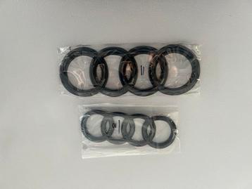 Zwarte audi logo’s  beschikbaar voor biedingen