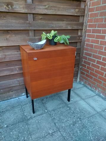 Vintage meubels van Pierre Guariche  beschikbaar voor biedingen