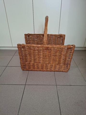 Rieten mand voor houten blokken te stapelen beschikbaar voor biedingen