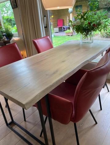 Eiken tafel massief met stalen poten boomstamtafel.