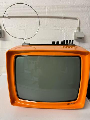 Vintage retro oranje tv toestel van Zanussi, klein model  disponible aux enchères