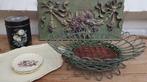 Vintage groene smeedijzeren mand op voet met rieten bodem, Antiek en Kunst, Ophalen of Verzenden