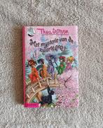 Boek - Het mysterie van de zwarte pop - Thea Stilton - €5, Boeken, Kinderboeken | Jeugd | 13 jaar en ouder, Fictie, Ophalen of Verzenden