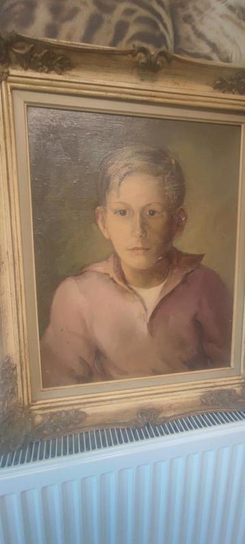 De blonde jongen in roze trui in mooie Barok kader beschikbaar voor biedingen