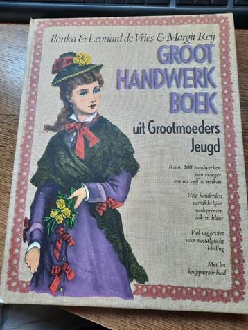Groot handwerkboek uit Grootmoeders Jeugd beschikbaar voor biedingen