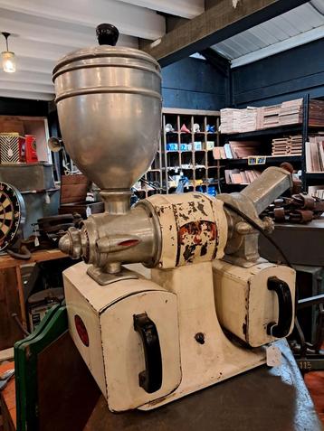 Vintage koffiemolen van JAGO – DECO beschikbaar voor biedingen