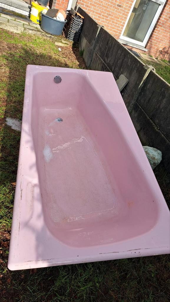 Vintage Roze badkuip voor retro badkamer, Huis en Inrichting, Badkamer | Complete badkamers, Ophalen