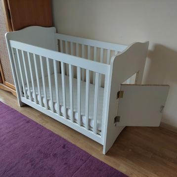Mooi verzorgd kinderbedje met deurtje beschikbaar voor biedingen