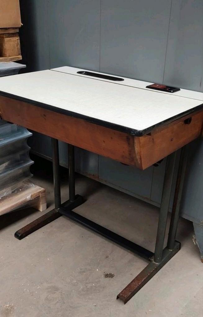 Vintage retro schoolbank bureau lessenaar hout metalen poten, Huis en Inrichting, Bureaus, Gebruikt, Bureau, Ophalen of Verzenden