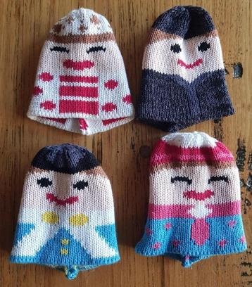 4 gebreide eierwarmers, poppetjes beschikbaar voor biedingen