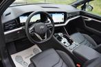 VW Touareg 3.0 V6 e-Hybrid 4Motion Pano/Luchtvering/379PK, Auto's, Volkswagen, Automaat, Zwart, Leder, Bedrijf