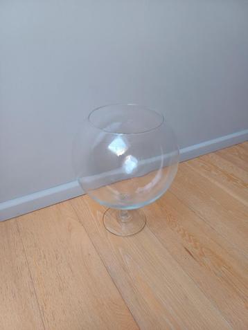 Vaas in vorm van Cognac glas beschikbaar voor biedingen